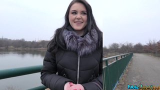 Русская туристка отсосала писюн чешскому пикаперу на улице